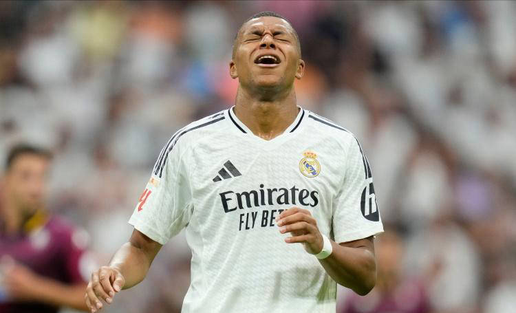 皇马欧冠出局闹剧：姆巴佩自私作祟，卡马文加红牌葬送逆转希望